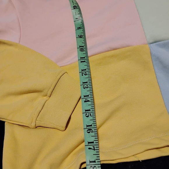 Hogwarts Sweatshirt - Picture 3 of 8